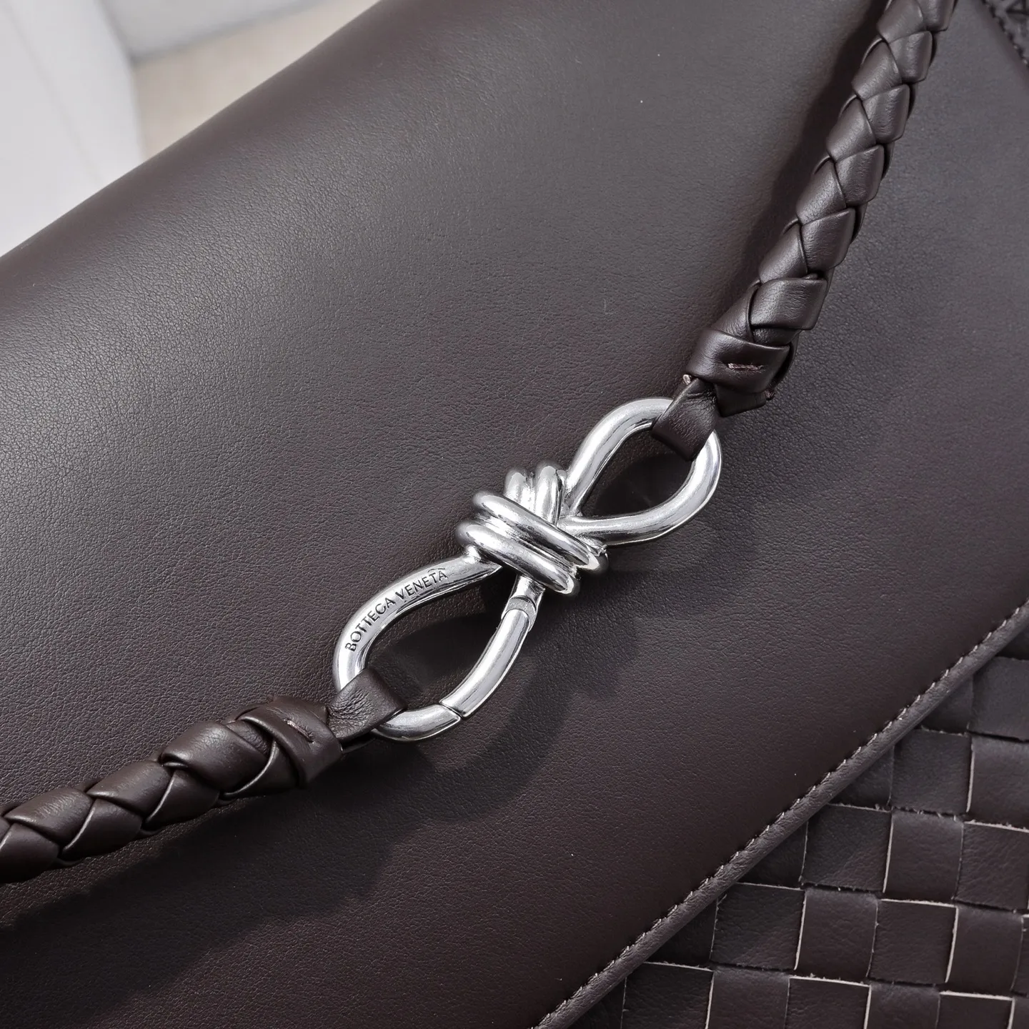 Batch 2460 #BV new men's Andiamo can be carried hand-held, on the shoulder or cross-body. It is a fashionable and versatile men's bag. The combination of lntrecciato woven iconic elements and smooth leather creates a unique cool style😎 The subtle luster and natural texture of the calfskin are high-end and fashionable. The flip-top design Knot shoulder straps and tough full leather shoulder straps are more private and can be used in more ways. No matter the size, it can accommodate a laptop, and it can be easily handled for daily commuting, business trips or travel. Model: 7715 Size: 37x26x13